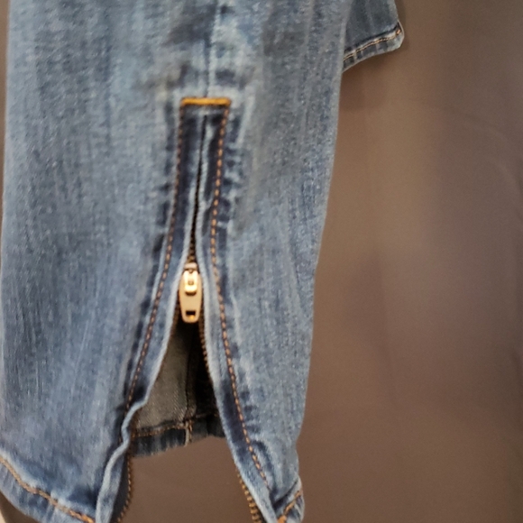 Distressed jeggings with working ankle zippers - Picture 6 of 12